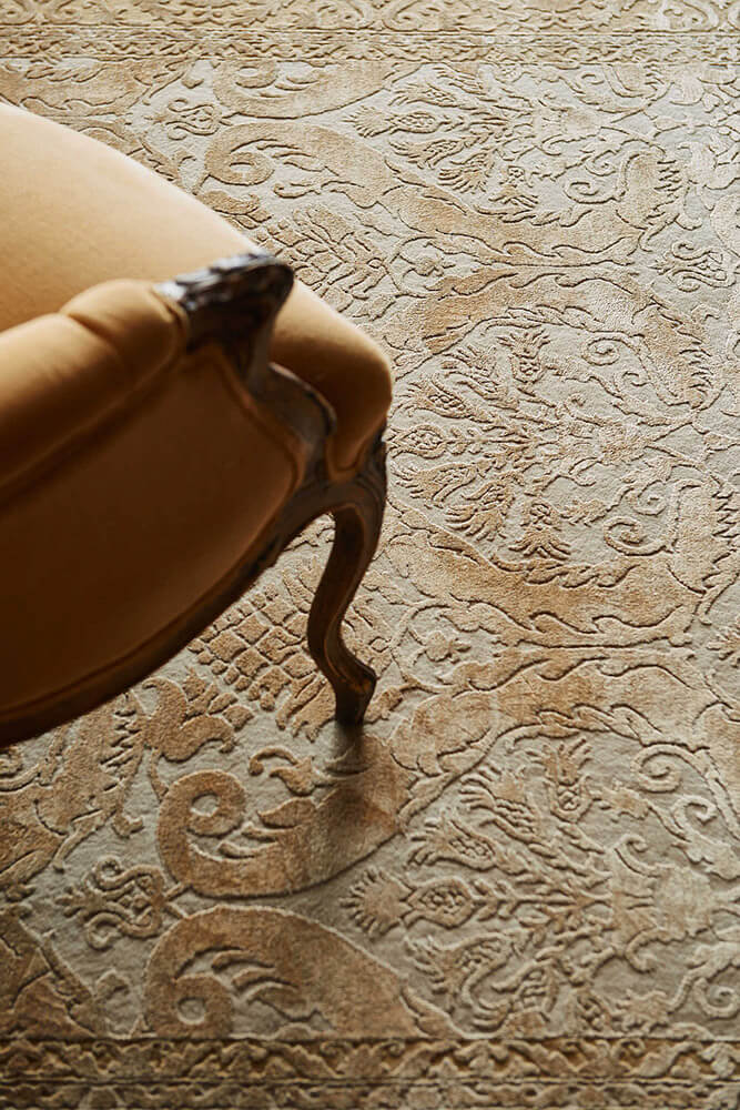 Золотистый ковёр в стиле неоклассика